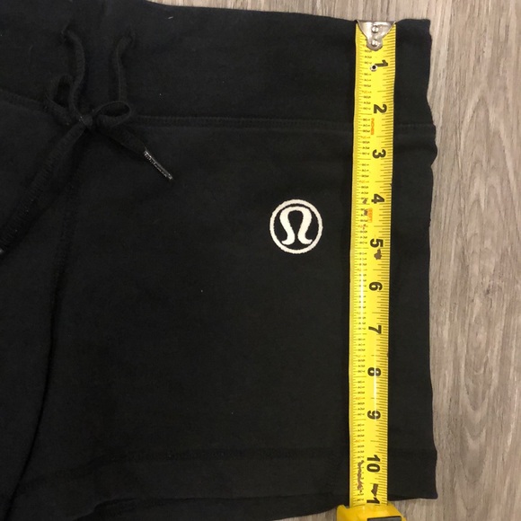 Lululemon retro logo black shorts - Picture 6 of 7